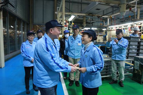 黨委書記、執(zhí)委肖波慰問員工.JPG